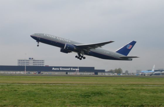 United_Airlines_aircraft_taking_off_at_Schiphol_Airport